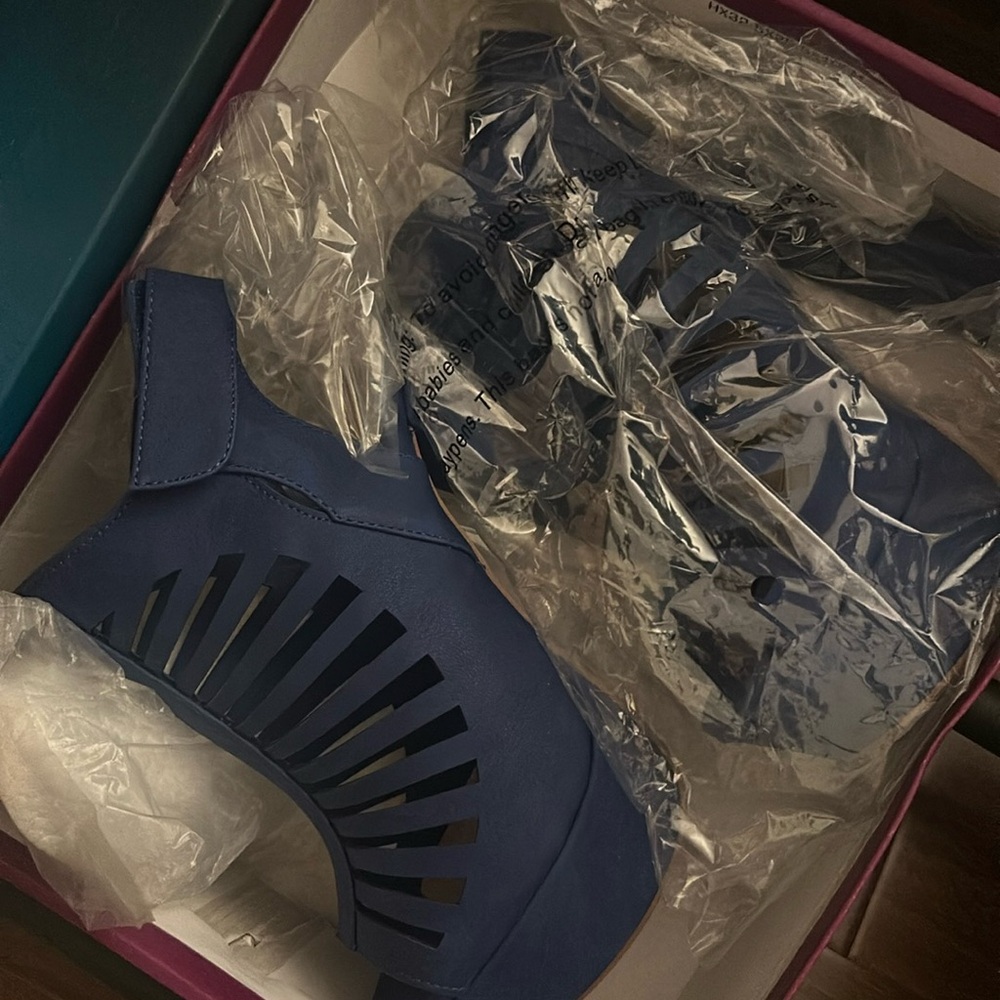 Speed Limit 98 heels, blue, size 7.5